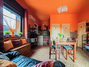 TV - Holiday home near the water with air conditioning and Wi-Fi (Zamárdi)