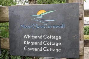 Et skilt for Moor2SeaCornwall med opslagstavle for Whitsand Cottage, Kingsand Cottage og Cawsand Cottage.