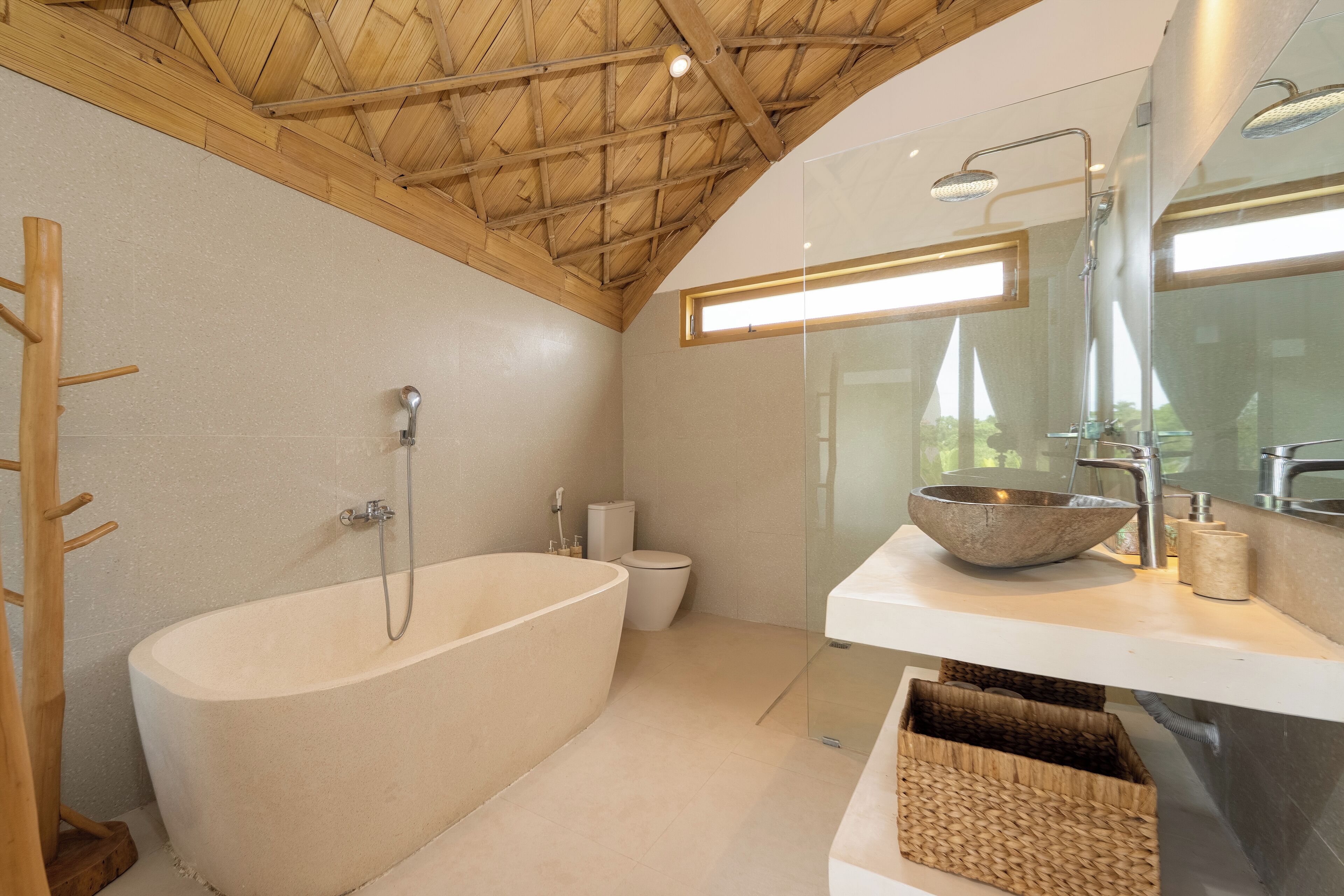 Vila standard, vista para a piscina | Banheiro | Toalhas de banho, sabonete, shampoo, papel higiênico