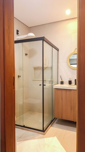 Dusche, Haartrockner, Handtücher, Seife