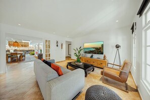 Smart TV - Bali-Inspired 7BR Private Oasis Walk to Palm Beach (Noord)
