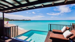 Ein Poolbereich mit Blick auf Strand und Meer.