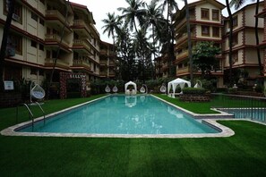 Outdoor pool - Highland Beach Resort (Candolim)