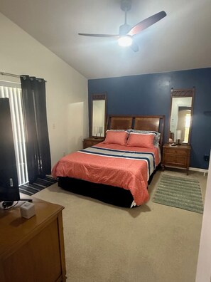 2 bedrooms, iron/ironing board, free WiFi, bed sheets - Comfy 2B/2b Near JW Marriott & Ritz, SeaWorld, Disney & Shops. Super Location (Orlando)