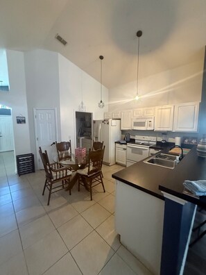 Private kitchen - Comfy 2B/2b Near JW Marriott & Ritz, SeaWorld, Disney & Shops. Super Location (Orlando)