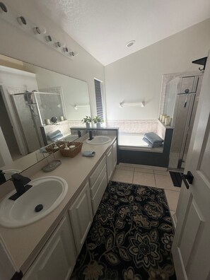 Shower, towels, soap, toilet paper - Comfy 2B/2b Near JW Marriott & Ritz, SeaWorld, Disney & Shops. Super Location (Orlando)