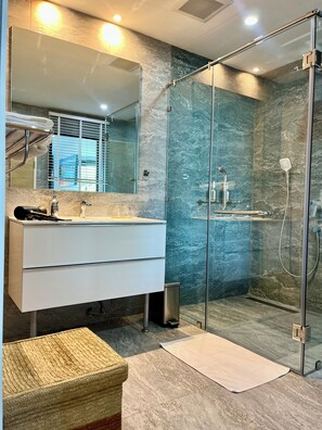 Shower, hair dryer, towels, soap - Bright new apartment with unique sea and city views. (Tambon Patong)