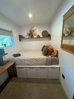 Room - Electric Beach Home. (Bowentown)