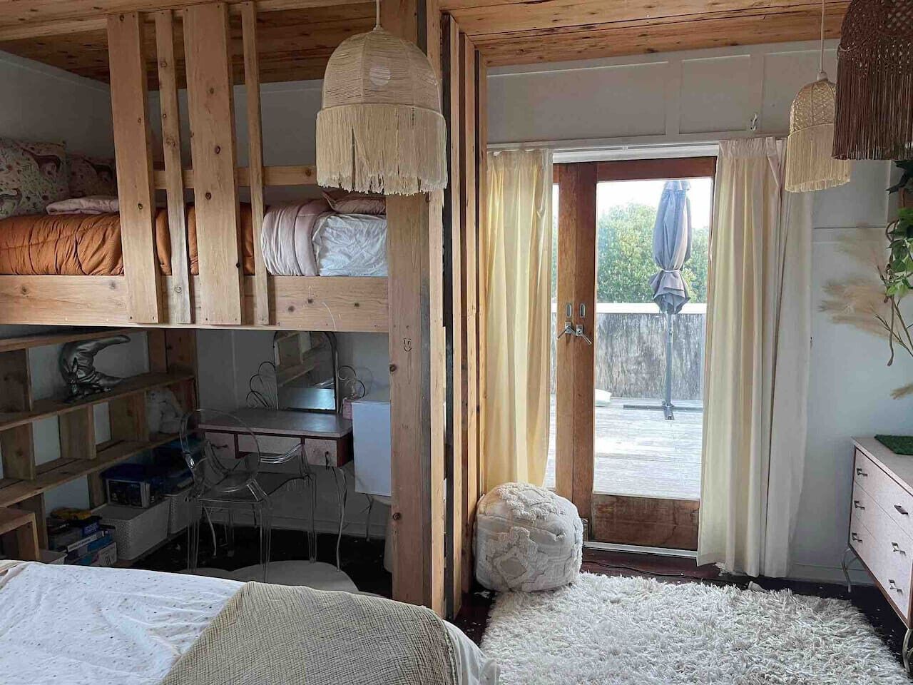 Desk, iron/ironing board, WiFi, bed sheets