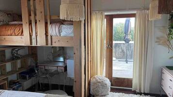 Desk, iron/ironing board, WiFi, bed sheets