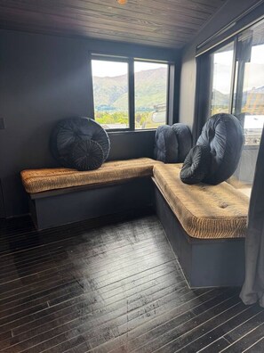 Interior - Gucci Gorgeous Designer Studio Mountain & Lake views (Wānaka)