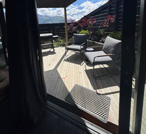 Terrace/patio - Gucci Gorgeous Designer Studio Mountain & Lake views (Wānaka)