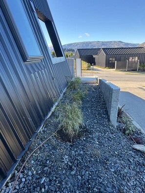Property grounds - Blue Moon Apartment-Epic Mountain views Wanaka. (Wānaka)
