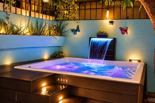Urban Villa with Private Hot Tub & 6 Bedrooms