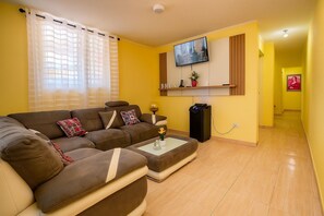 Televisión y chimenea