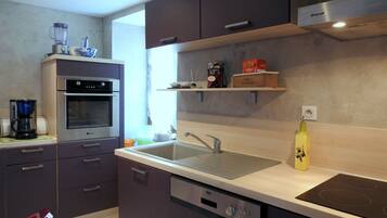 Microondas, horno, parrilla de estufa y lavavajillas