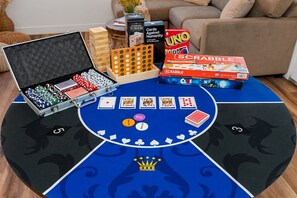 Games room - Hillcrest Wabi Cottage. Private Spa Soak (San Diego)