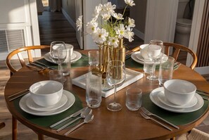 Dining - Hillcrest Wabi Cottage. Private Spa Soak (San Diego)