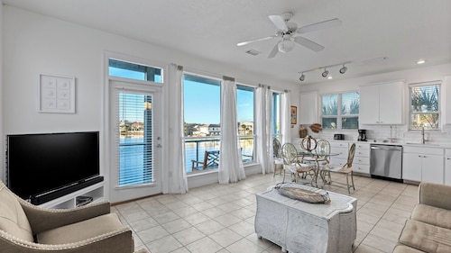 Emerald Villa by Avantstay Lakefront + Communal Pool + Balcony Views + Near the Beach