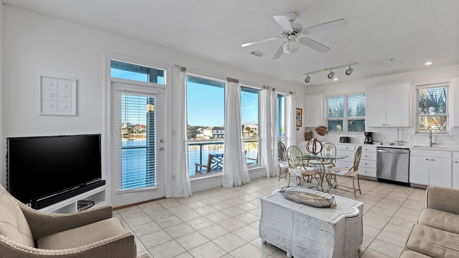 Emerald Villa by Avantstay Lakefront + Communal Pool + Balcony Views + Near the Beach