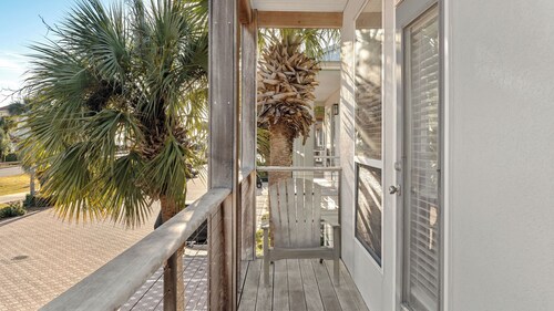 Emerald Villa by Avantstay Lakefront + Communal Pool + Balcony Views + Near the Beach