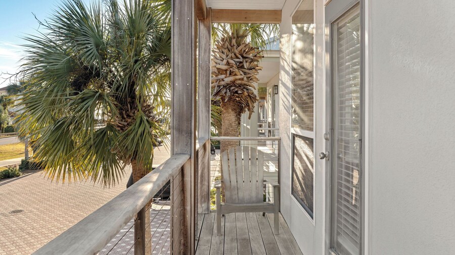 Emerald Villa by Avantstay Lakefront + Communal Pool + Balcony Views + Near the Beach