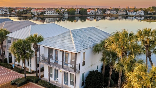 Emerald Villa by Avantstay Lakefront + Communal Pool + Balcony Views + Near the Beach