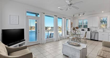 Emerald Villa by Avantstay Lakefront + Communal Pool + Balcony Views + Near the Beach