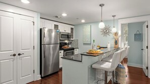 Apartment (2 Bedrooms) | Private kitchen | Fridge, microwave, oven, stovetop - Baytowne Wharf by Avantstay Sandestin Condo + Communal Pool + Resort Amenities + Near Beach, Dining & Marina (Miramar Beach)