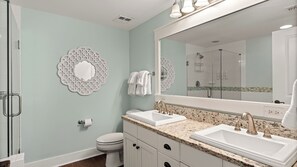 Apartment (2 Bedrooms) | Bathroom - Baytowne Wharf by Avantstay Sandestin Condo + Communal Pool + Resort Amenities + Near Beach, Dining & Marina (Miramar Beach)