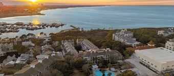 Baytowne Wharf by Avantstay Sandestin Condo + Communal Pool + Resort Amenities + Near Beach, Dining & Marina