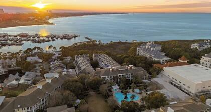 Baytowne Wharf by Avantstay Sandestin Condo + Communal Pool + Resort Amenities + Near Beach, Dining & Marina