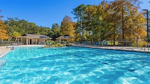 Outdoor pool - Baytowne Wharf by Avantstay Sandestin Condo + Communal Pool + Resort Amenities + Near Beach, Dining & Marina (Miramar Beach)