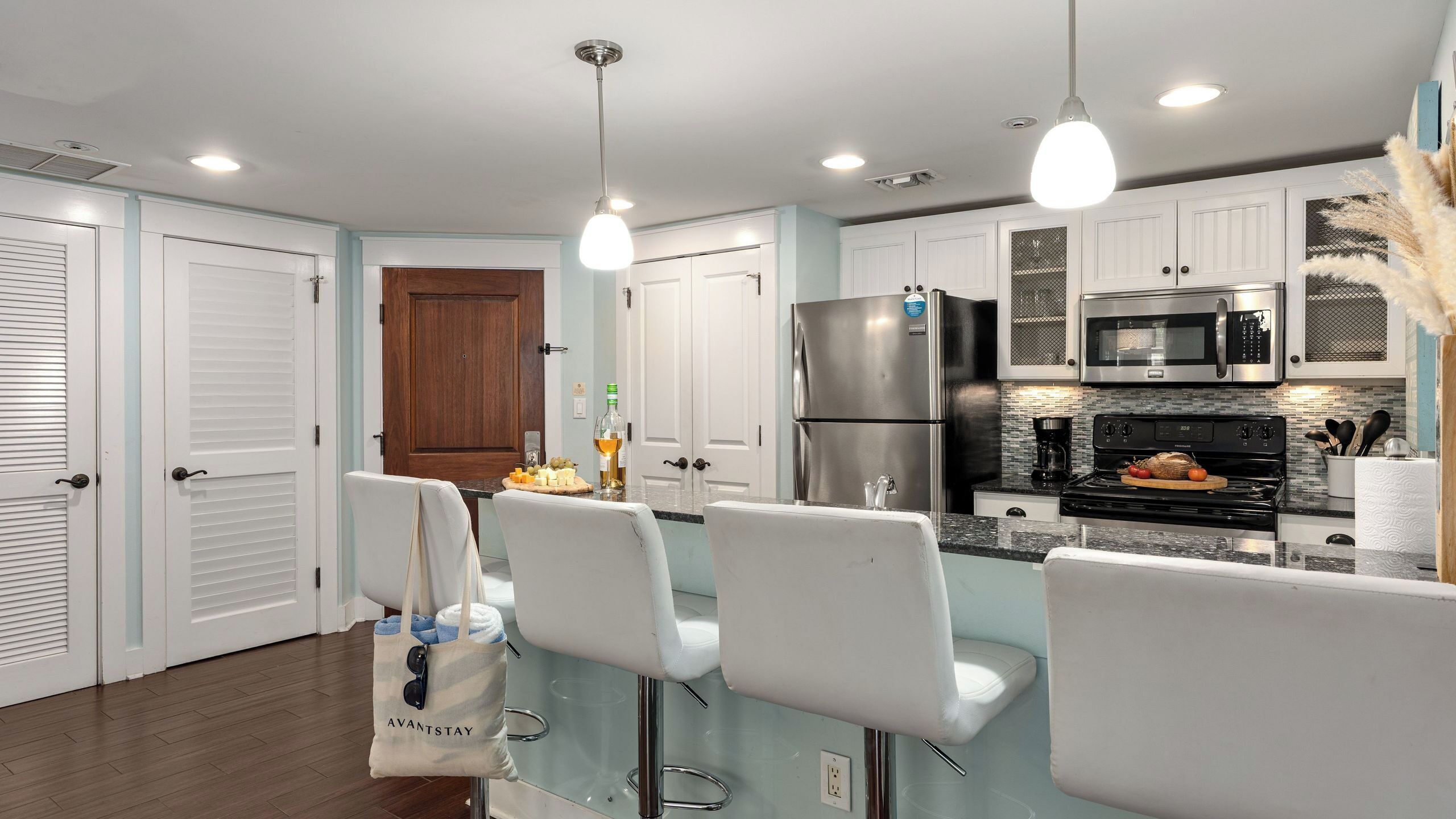 Apartment (2 Bedrooms) | Private kitchen | Fridge, microwave, oven, stovetop