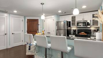 Apartment (2 Bedrooms) | Private kitchen | Fridge, microwave, oven, stovetop