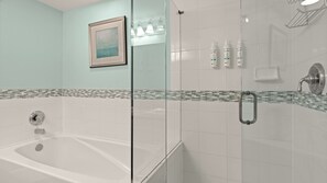 Apartment (2 Bedrooms) | Bathroom - Baytowne Wharf by Avantstay Sandestin Condo + Communal Pool + Resort Amenities + Near Beach, Dining & Marina (Miramar Beach)