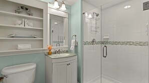 Apartment (2 Bedrooms) | Bathroom - Baytowne Wharf by Avantstay Sandestin Condo + Communal Pool + Resort Amenities + Near Beach, Dining & Marina (Miramar Beach)