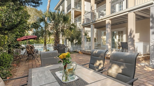 Emerald Breeze by Avantstay Shared Pool + Tennis Court + Balcony Dining + Near Beach and Harbor Boardwalk