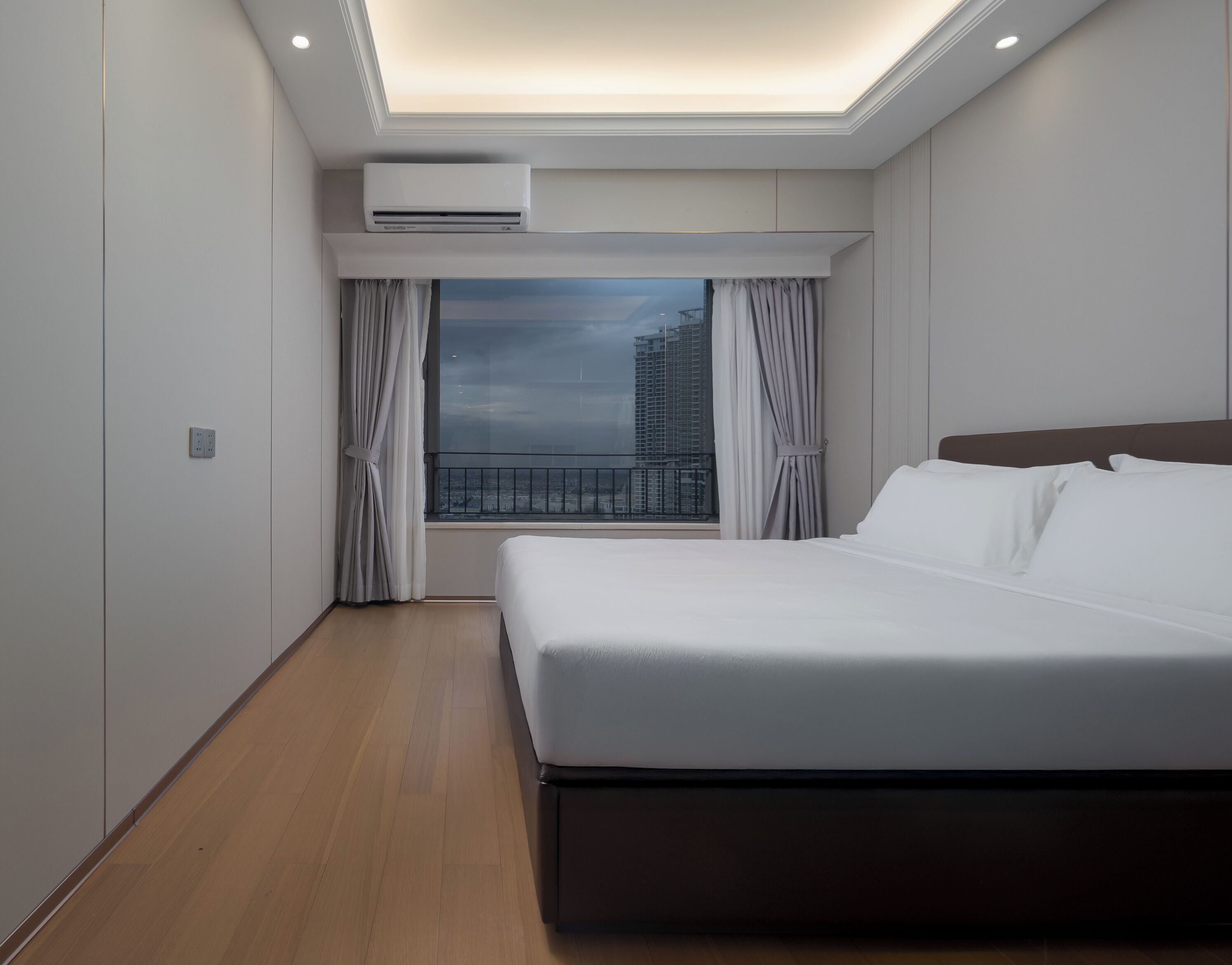 Trippelrum för familj - balkong - utsikt mot floden | Värdeförvaringsskåp på rummet, strykjärn/strykbräda och gratis wi-fi