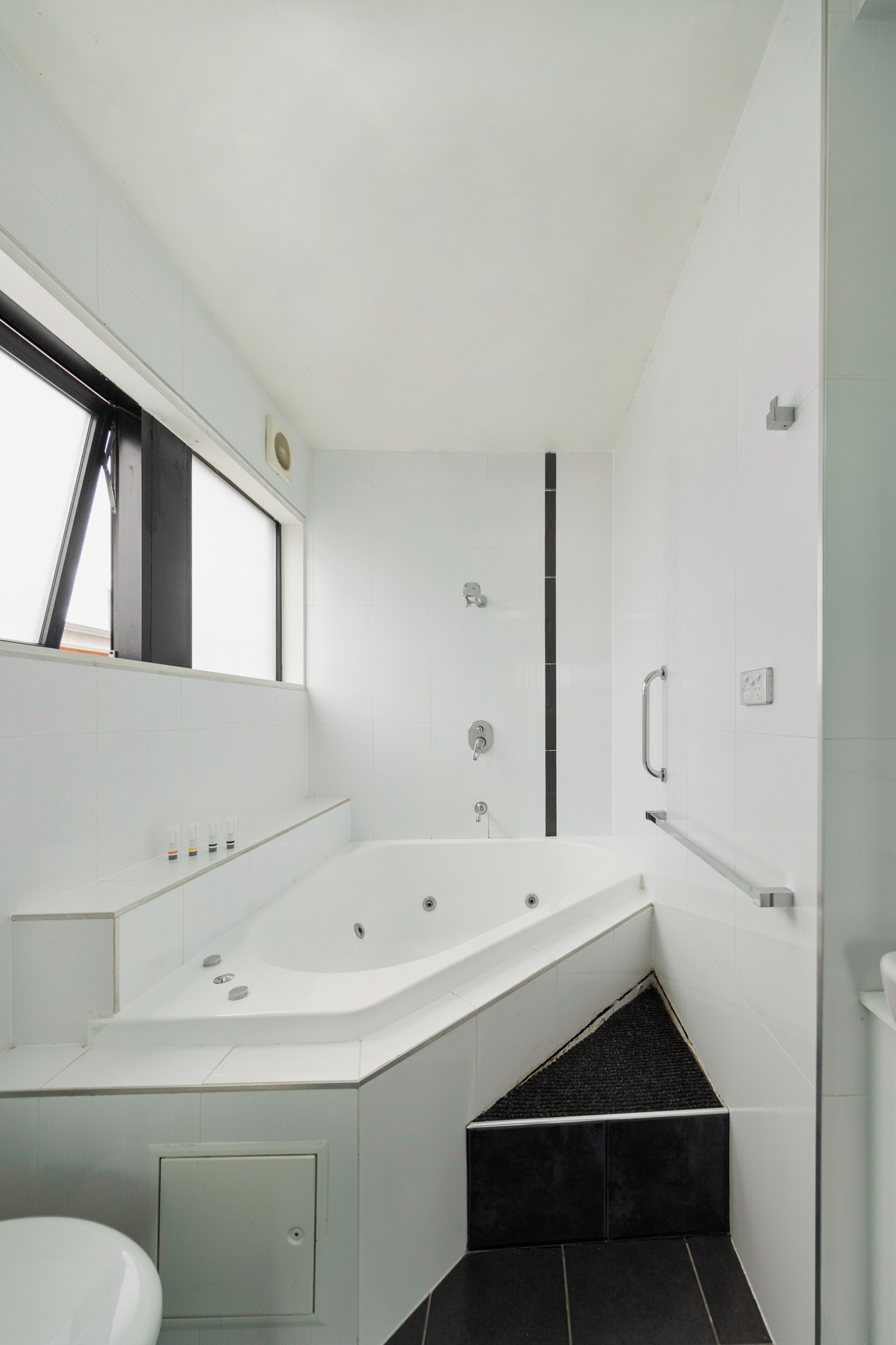Deluxe King Spa Room | Bathroom | Hair dryer, towels, shampoo, toilet paper