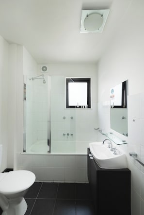 Deluxe Room, 1 King Bed | Bathroom | Hair dryer, towels, shampoo, toilet paper - Sora East Melbourne (East Melbourne)