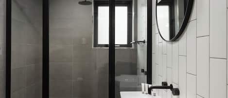 Executive King Room | Bathroom | Hair dryer, towels, shampoo, toilet paper