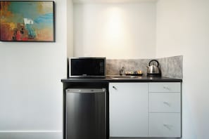 Deluxe King Spa Room | Private kitchen