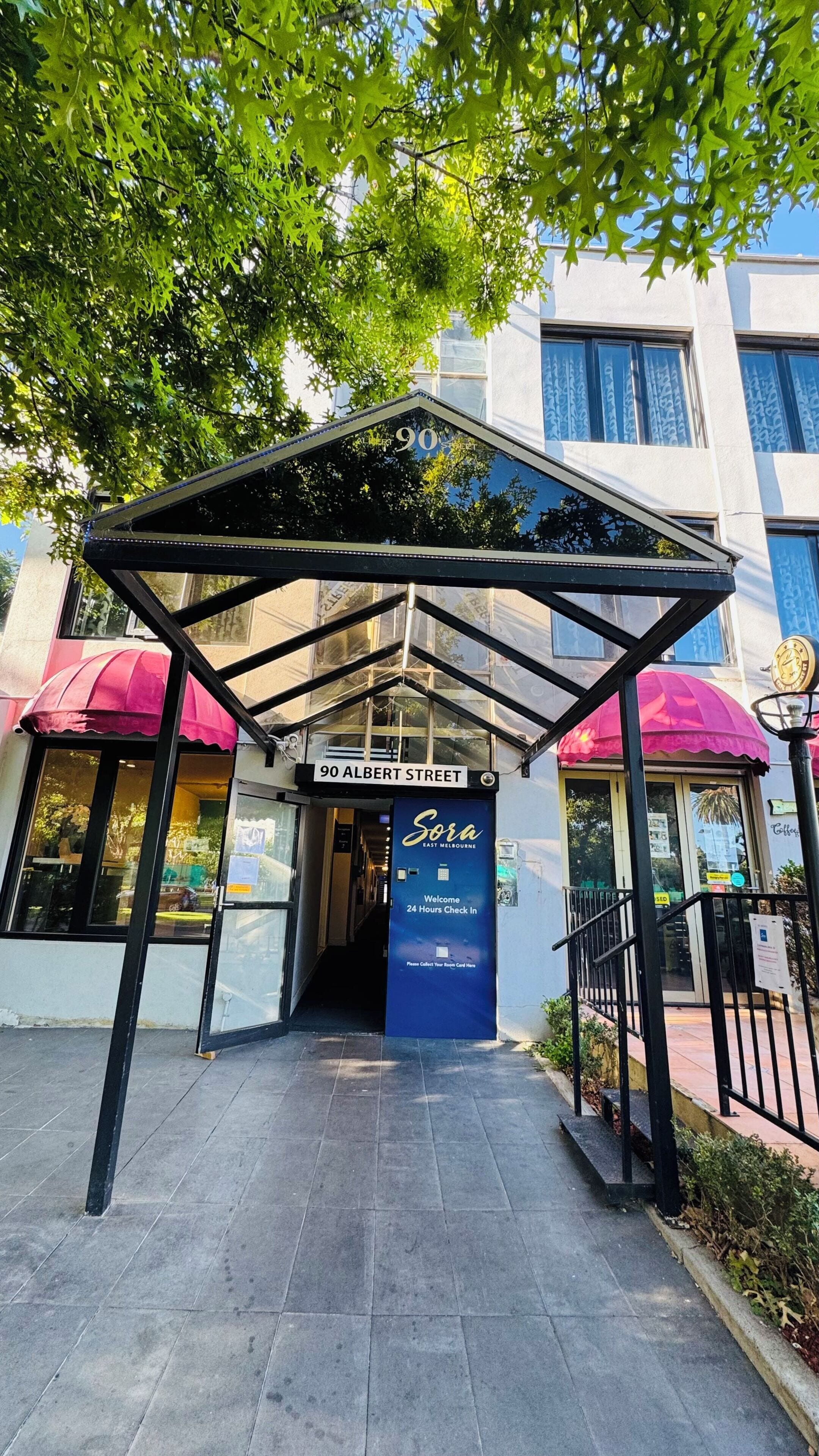 Vista frontal de la propiedad