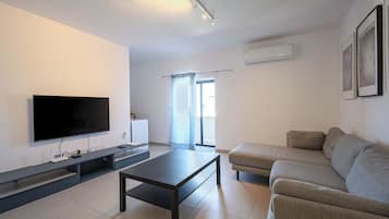 Apartment, City View | Living area