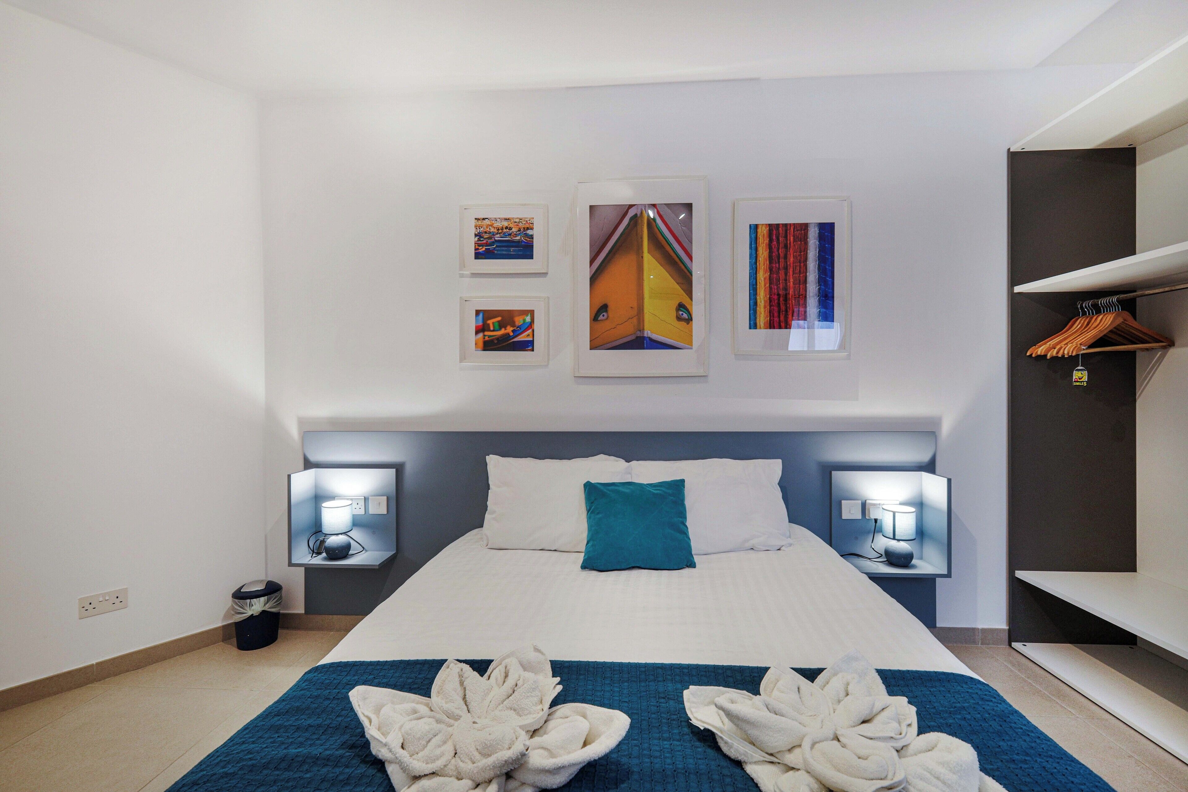 Cortinas blackout, tabla de planchar con plancha y wifi gratis 