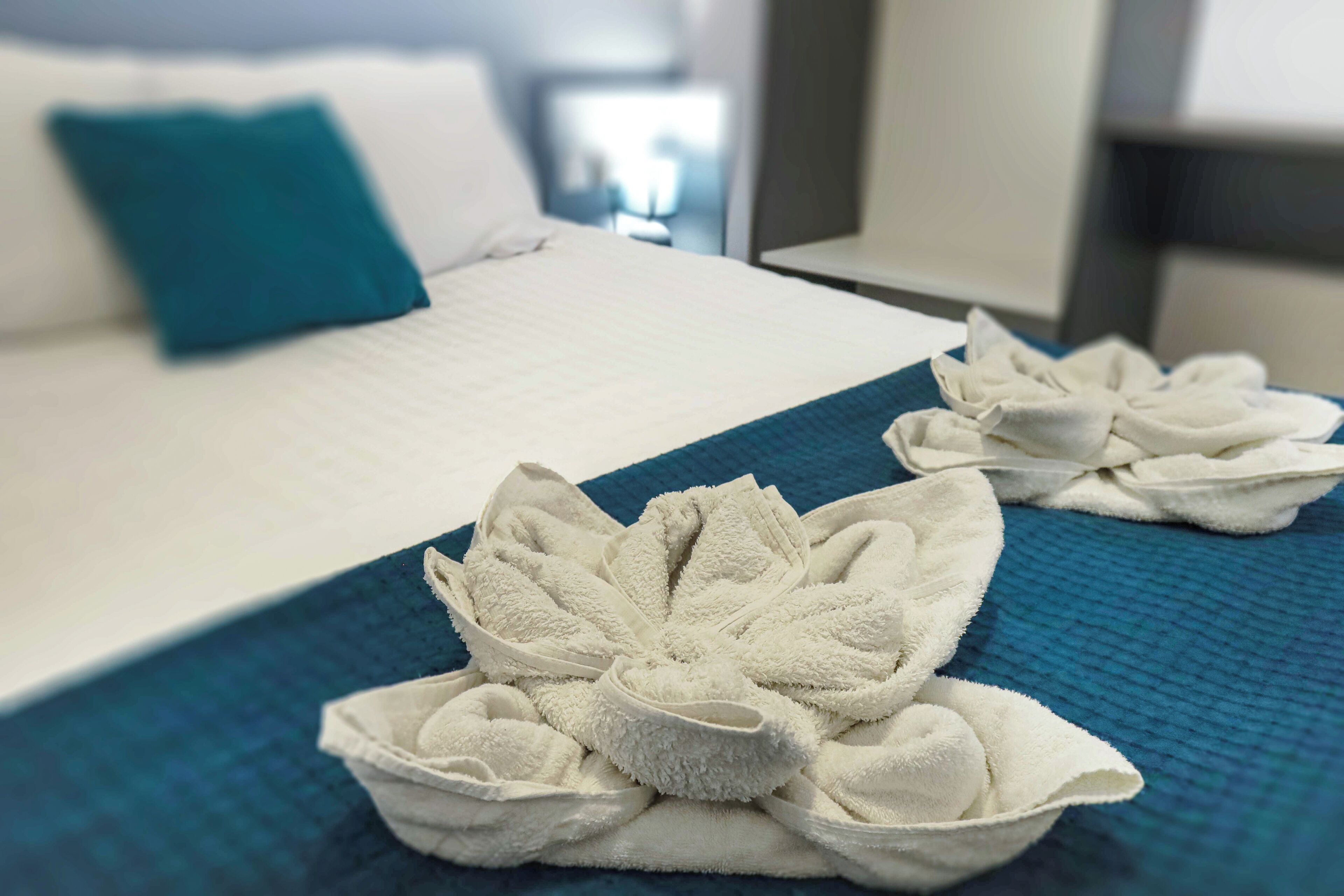 Appartement, vue sur la ville | Rideaux d’obscurcissement, fer et planche à repasser