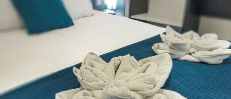 Appartement, vue sur la ville | Rideaux dâobscurcissement, fer et planche Ă repasser