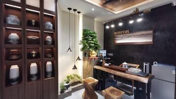 Una cocina moderna con armarios de madera, iluminación colgante y un salpicadero negro.