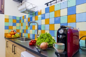 Fridge, oven, dishwasher, cookware/dishes/utensils - Sa Mariposa Holiday Home (Tortoli')